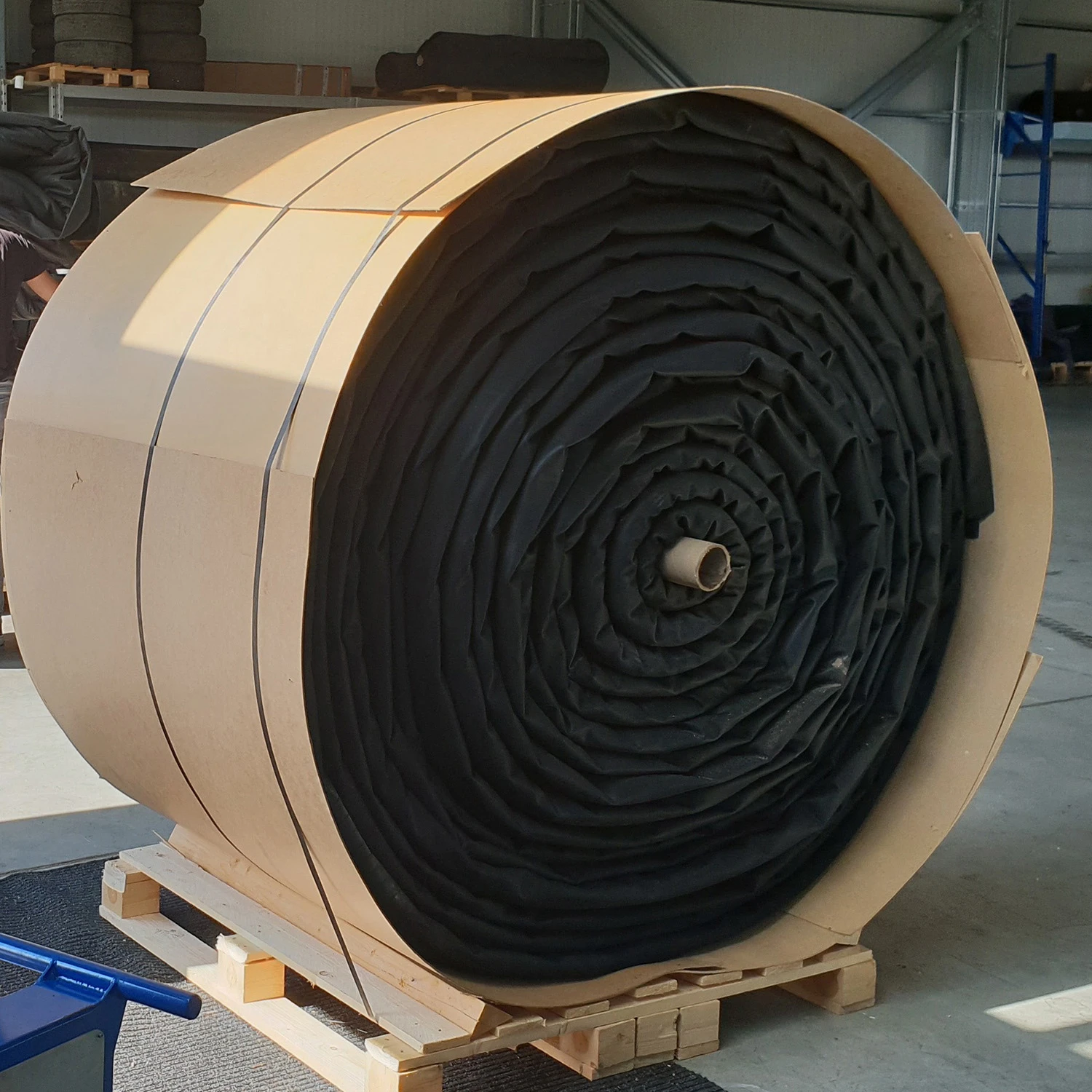 Membrana EPDM RubberBear w rolce do hydroizolacji. Folia gumowa premium, 100% Fish-Safe, odporna na promieniowanie UV.