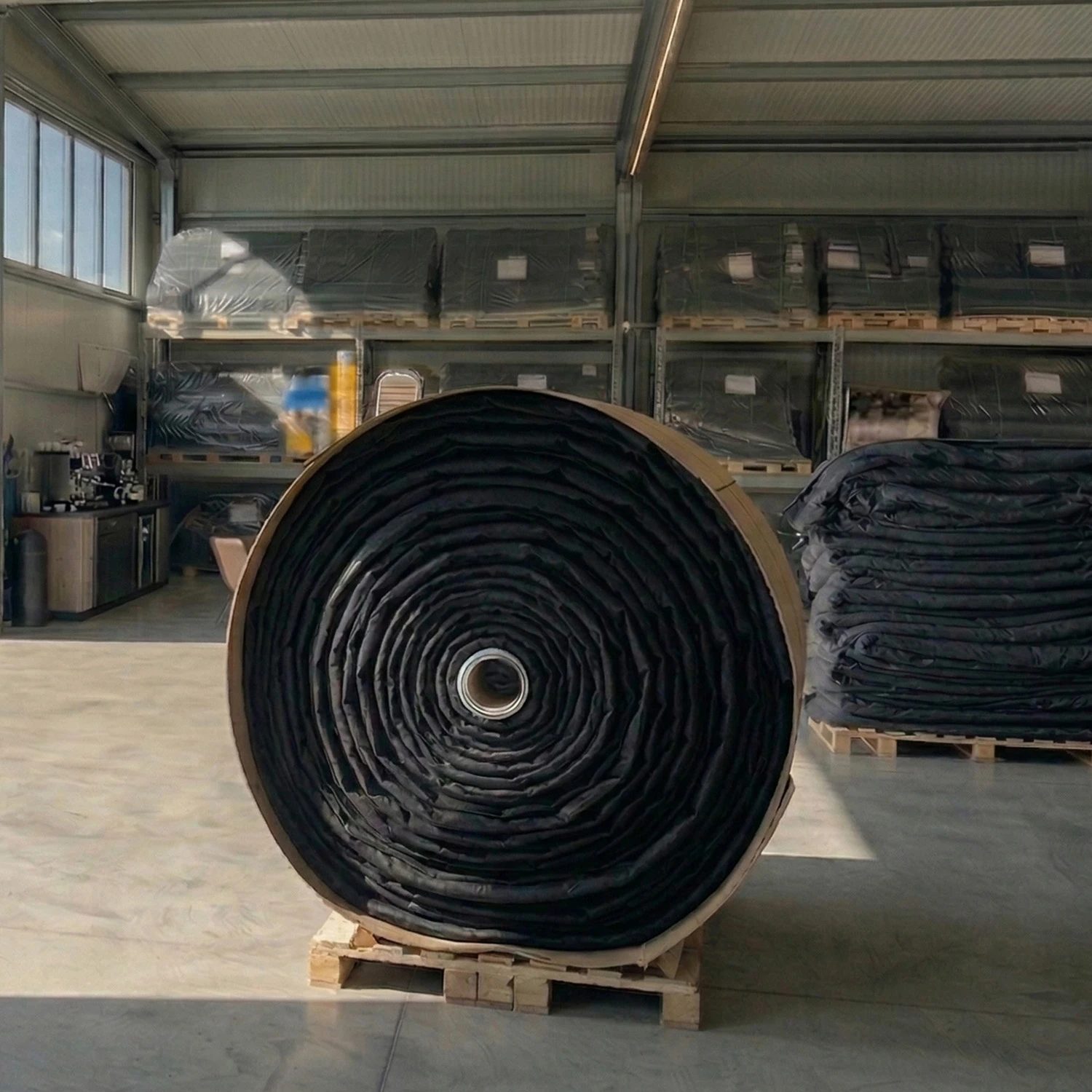 Rolka membrany EPDM RubberBear do oczek. Folia premium, 100% bezpieczna dla ryb, ekstremalna odporność na UV.