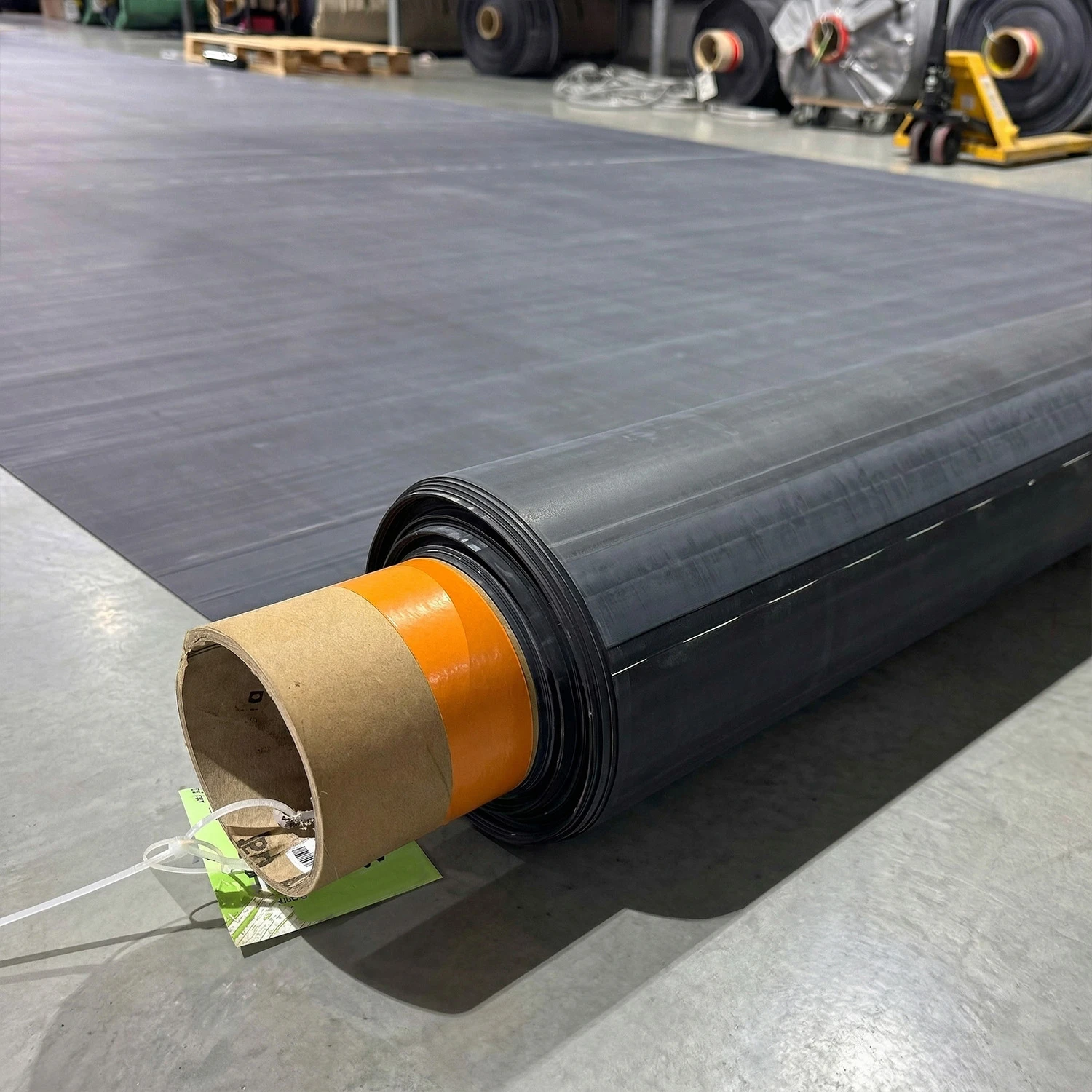 Rolka membrany EPDM RubberBear do oczek wodnych. Folia gumowa premium, w 100% bezpieczna dla ryb, odporna na UV i mróz.