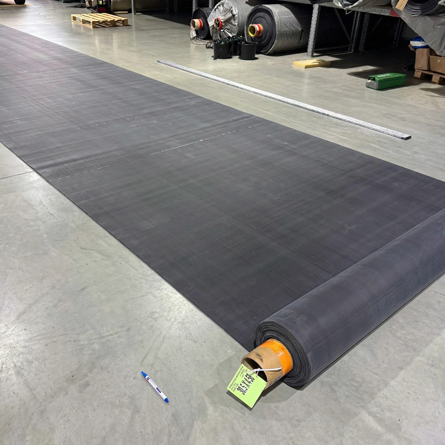 Rolka membrany EPDM RubberBear do uszczelniania oczek wodnych i stawów. Rozwiązanie premium, w 100% bezpieczne dla ryb.
